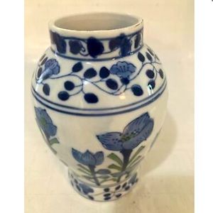 Chinese Porcelain Blue White Small
8" Floral Peony Vase Absolutely
Beautiful!